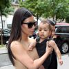 Kim Kardashian et sa fille North se rendent à la boutique/atelier Givenchy, située avenue George V à Paris. Le 20 mai 2014.