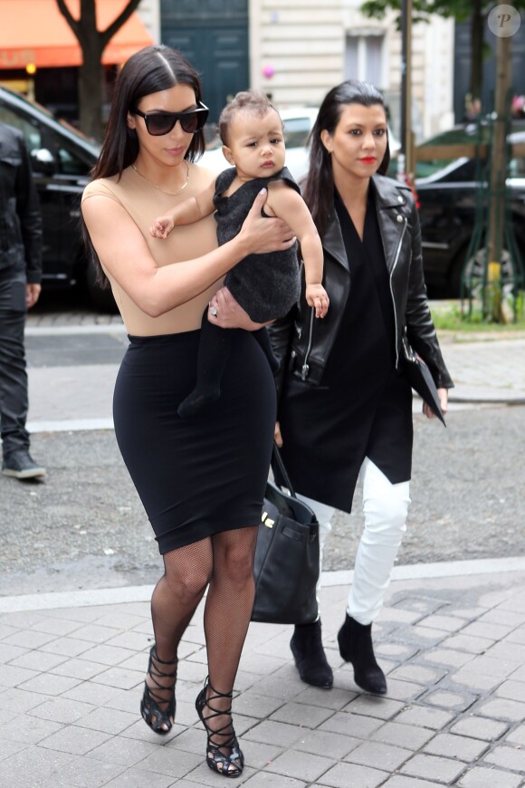 Kim Kardashian, sa fille North et sa grande soeur Kourtney se rendent à la boutique-atelier Givenchy, située avenue George V à Paris. Le 20 mai 2014.