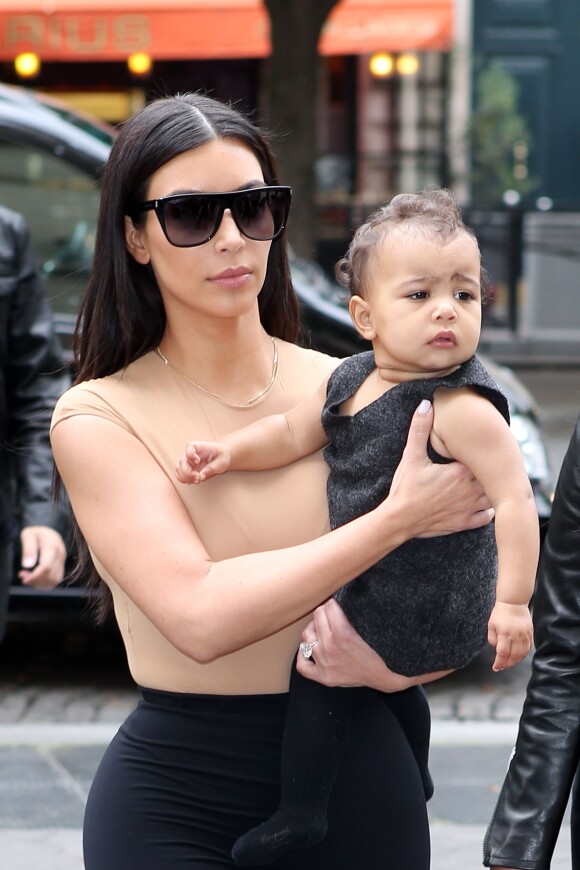Kim Kardashian et sa fille North se rendent à la boutique/atelier Givenchy, située avenue George V à Paris. Le 20 mai 2014.