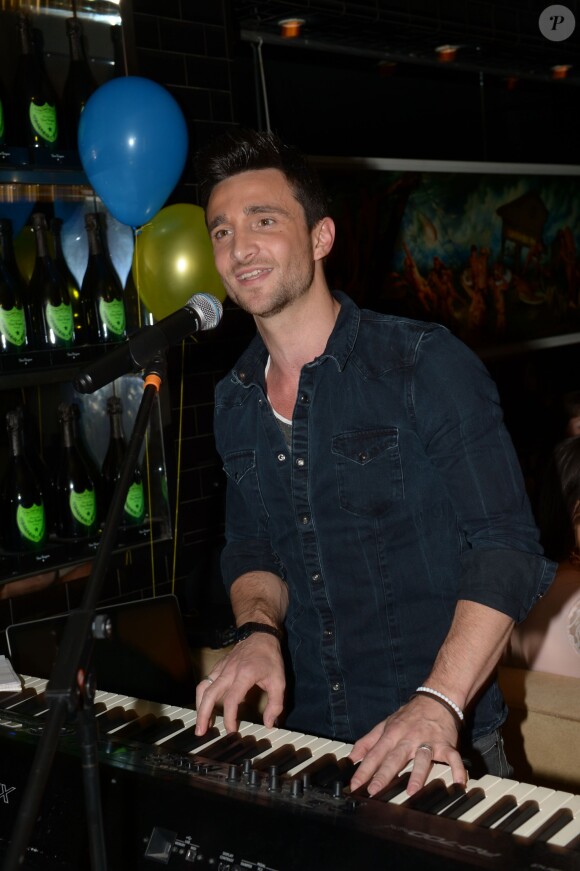 Benjamin Bocconi participe au showcase d'Alban Bartoli (The Voice 1) à La Gioia, à Paris, le jeudi 29 mai 2014.