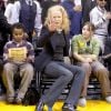 Nicole Kidman et ses enfants Isabella et Connor lors d'un match des Lakers à Los Angeles le 25 décmebre 2004