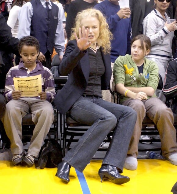 Nicole Kidman et ses enfants Isabella et Connor lors d'un match des Lakers à Los Angeles le 25 décmebre 2004