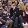 Nicole Kidman tape dans la main de son fils Connor lors d'un match des Lakers à Los Angeles le 25 décembre 2004