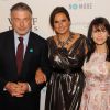 Alec Baldwin avec son épouse Hilaria Baldwin et Mariska Hargitay lors de la soirée "Joyful Revolution Gala" à New York, le 29 mai 2014.