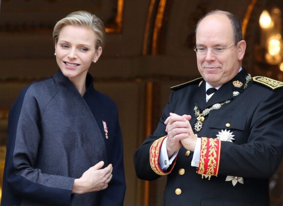 La princesse Charlene et le prince Albert II de Monaco - La famille de Monaco au balcon du palais princier lors de la fete nationale a Monaco. Le 19 novembre 2013