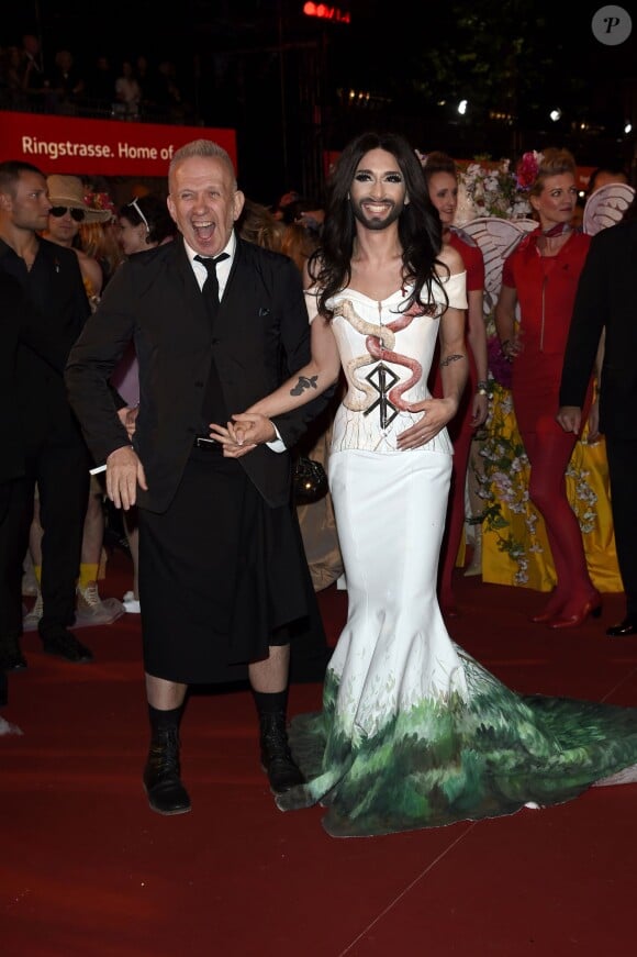 Jean Paul Gaultier et Conchita Wurst sur le tapis rouge du Life Ball 2014 à Vienne le 31 mai 2014.