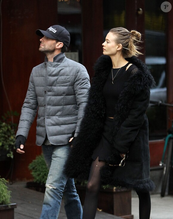 Adam Levine et sa fiancée Behati Prinsloo  amoureux dans les rues de New York. Le 14 novembre 2013