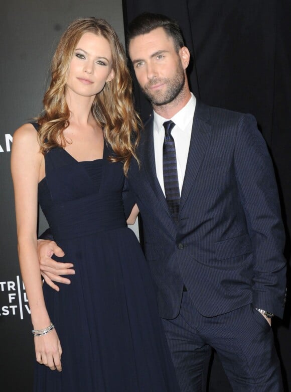 Adam Levine et sa fiancée Behati Prinsloo lors de la première du film "Begin Again" pendant le Festival du Film de Tribeca à New York, le 26 avril 2014.