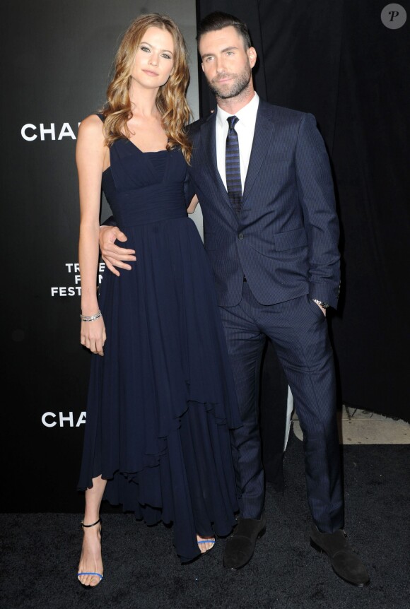 Adam Levine et sa fiancée Behati Prinsloo lors de la première du film "Begin Again" pendant le Festival du Film de Tribeca à New York, le 26 avril 2014.