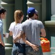 Adam Levine et sa fiancée Behati Prinsloo se promènent à New York, le 29 juillet 2013.