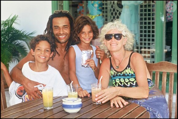 Exclusif : Yannick en famille avec ses deux enfants Joachim et Yelena et sa maman, Marie Claire (photo d'archives).
