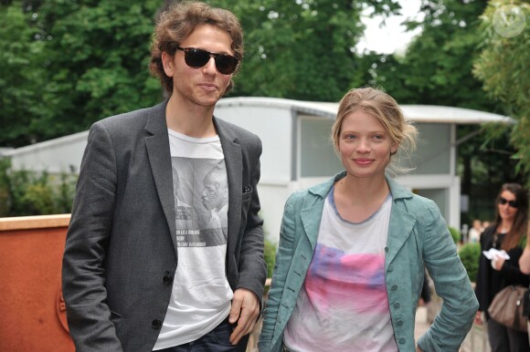 Mélanie Thierry et son chéri Raphaël - People au village des Internationaux de France de tennis de Roland Garros à Paris le 2 juin 2014.