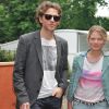 Mélanie Thierry et son compagnon le chanteur Raphaël - People au village des Internationaux de France de tennis de Roland Garros à Paris le 2 juin 2014.