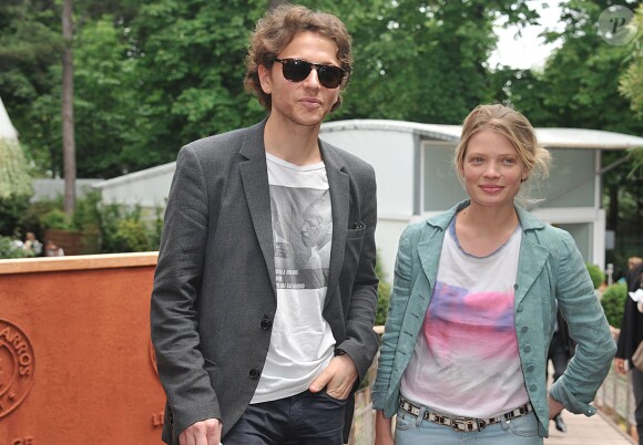 Mélanie Thierry et son compagnon le chanteur Raphaël - People au village des Internationaux de France de tennis de Roland Garros à Paris le 2 juin 2014.