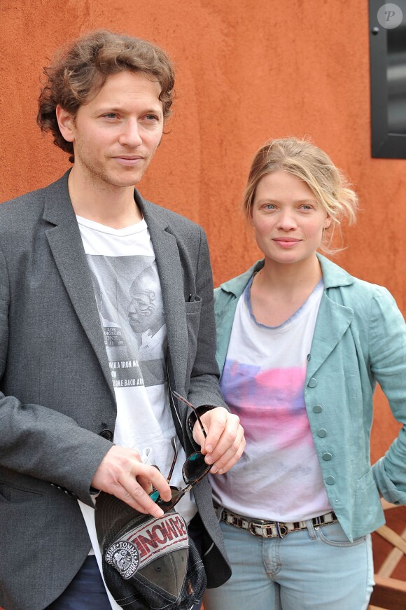 Mélanie Thierry et son compagnon le chanteur Raphaël - People au village des Internationaux de France de tennis de Roland Garros à Paris le 2 juin 2014.
