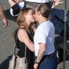 Johnny Depp échange un baiser fougueux avec sa fiancée Amber Heard sur le tournage du film "Black Mass" à Boston, le 2 juin 2014.