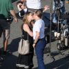 Johnny Depp échange un baiser fougueux avec sa fiancée Amber Heard sur le tournage du film "Black Mass" à Boston, le 2 juin 2014.