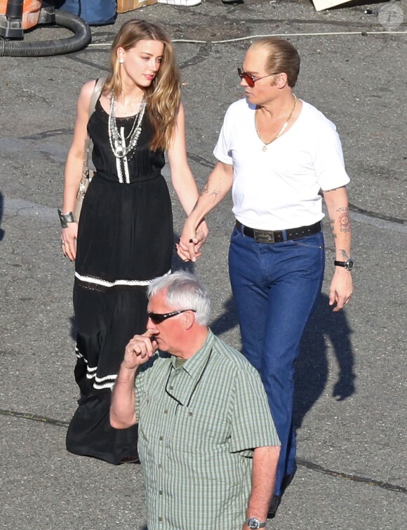 Johnny Depp échange un baiser fougueux avec sa fiancée Amber Heard sur le tournage du film "Black Mass" à Boston, le 2 juin 2014.