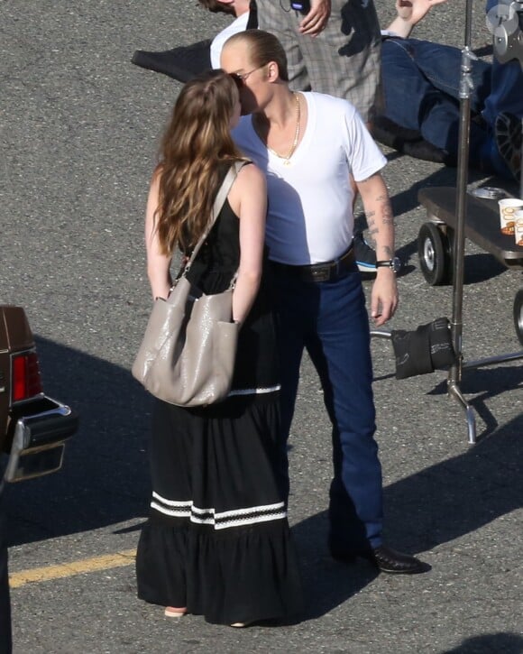 Johnny Depp échange un baiser fougueux avec sa fiancée Amber Heard sur le tournage du film "Black Mass" à Boston, le 2 juin 2014.