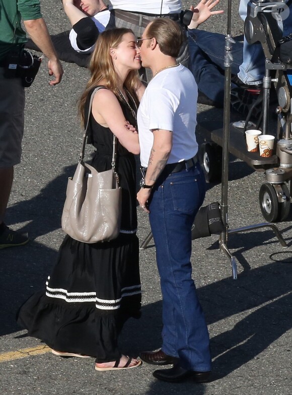 Johnny Depp échange un baiser fougueux avec sa fiancée Amber Heard sur le tournage du film "Black Mass" à Boston, le 2 juin 2014.