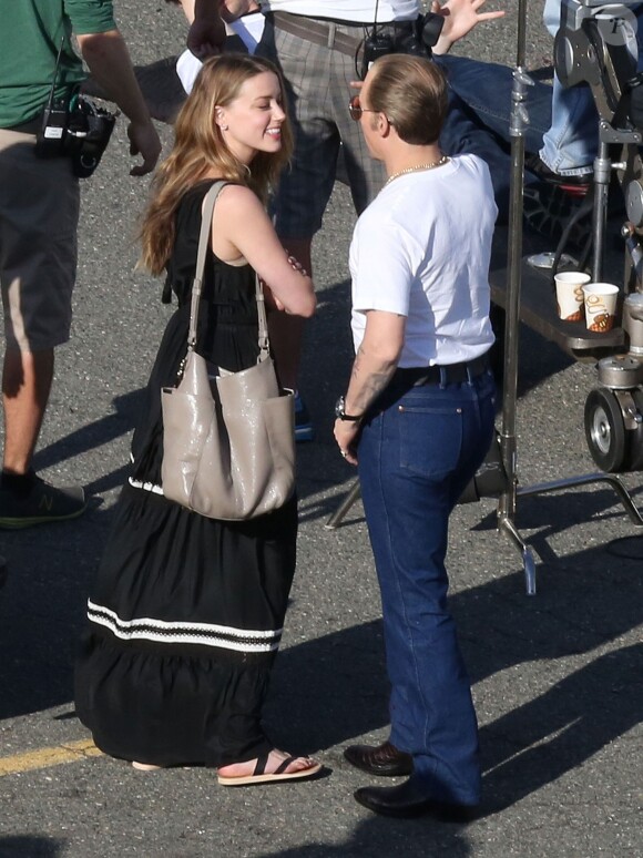 Johnny Depp échange un baiser fougueux avec sa fiancée Amber Heard sur le tournage du film "Black Mass" à Boston, le 2 juin 2014.