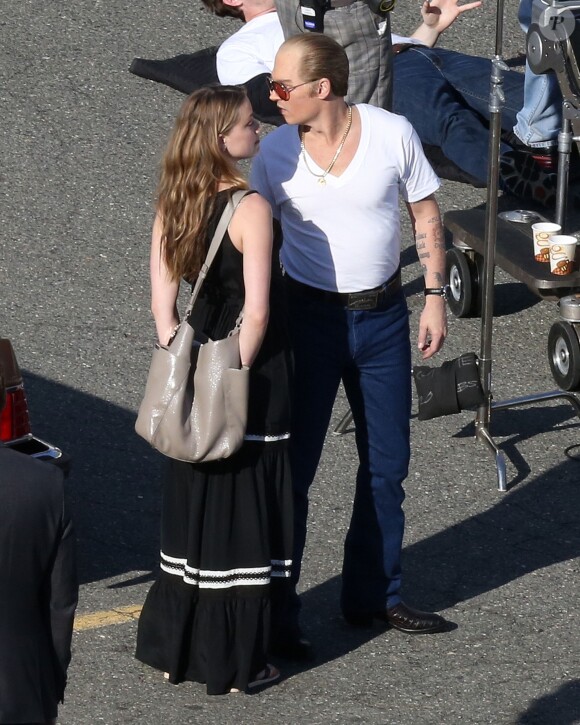 Johnny Depp échange un baiser fougueux avec sa fiancée Amber Heard sur le tournage du film "Black Mass" à Boston, le 2 juin 2014.