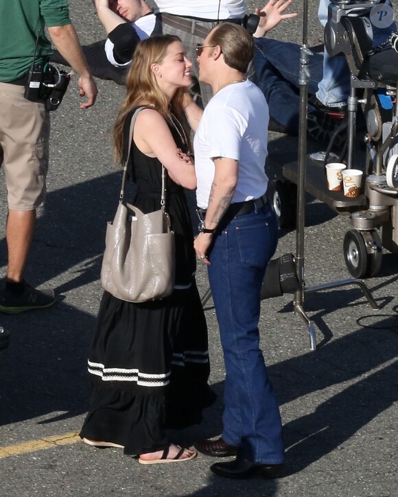 Johnny Depp échange un baiser fougueux avec sa fiancée Amber Heard sur le tournage du film "Black Mass" à Boston, le 2 juin 2014.