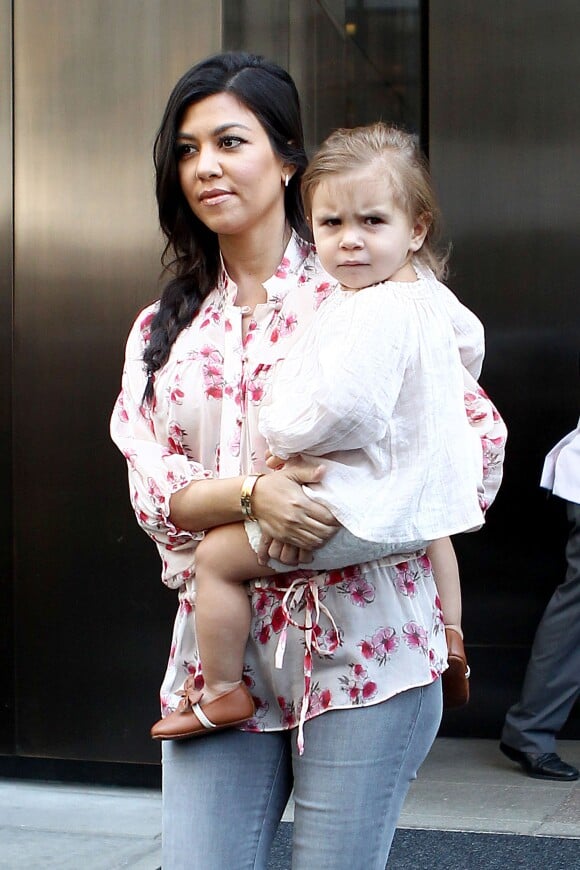  Khloe Kardashian sort de son hôtel à SoHo le 2 juin 2014 avec sa fille Penelope.