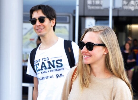 Amanda Seyfried et son petit ami Justin Long arrivant à l' aéroport de Narita au Japon le 31 mai 2014 