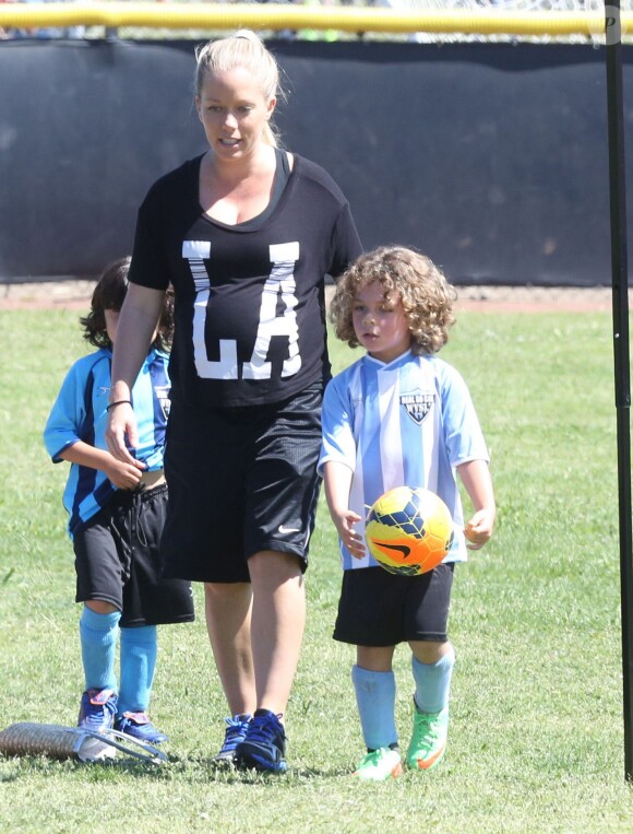 Kendra Wilkinson (enceinte) et son mari Hank Baskett encouragent leur fils Hank lors de son match de football à Woodland Hills, le 30 mars 2014. 