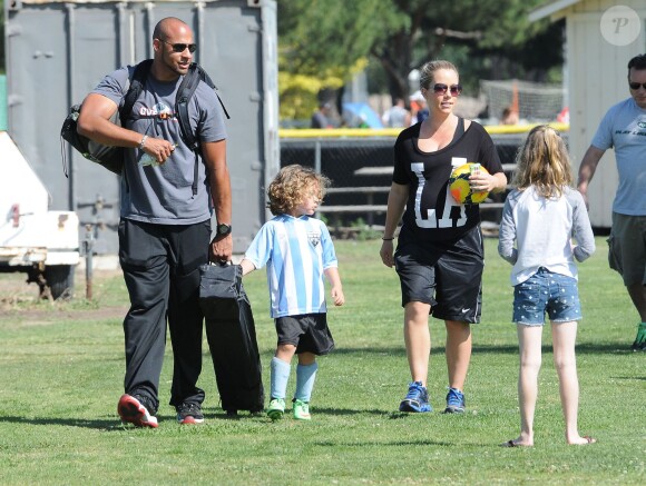 Kendra Wilkinson (enceinte) et son mari Hank Baskett encouragent leur fils Hank lors de son match de football à Woodland Hills, le 30 mars 2014. 