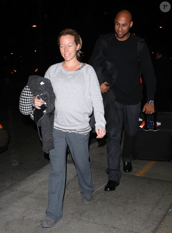 Kendra Wilkinson (enceinte) et son mari Hank Baskett vont prendre un avion à l'aéroport LAX à Los Angeles, le 30 janvier 2014. 