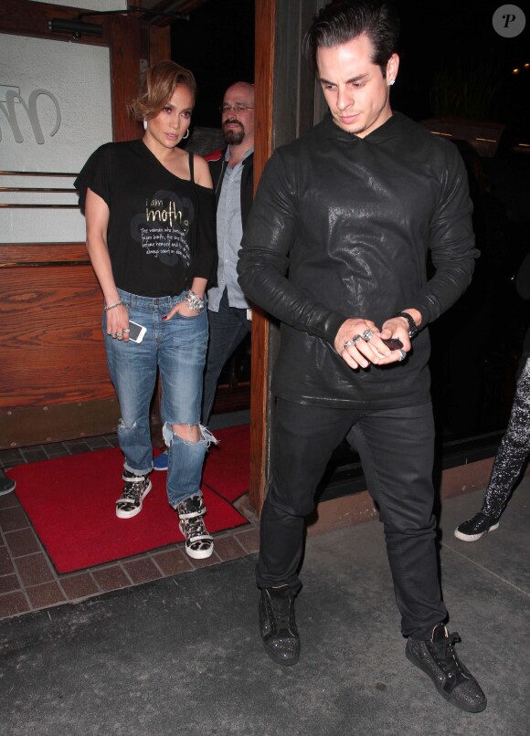 Jennifer Lopez est allée dîner avec son compagnon Casper Smart au restaurant Madeo à West Hollywood. Le 17 avril 2014.