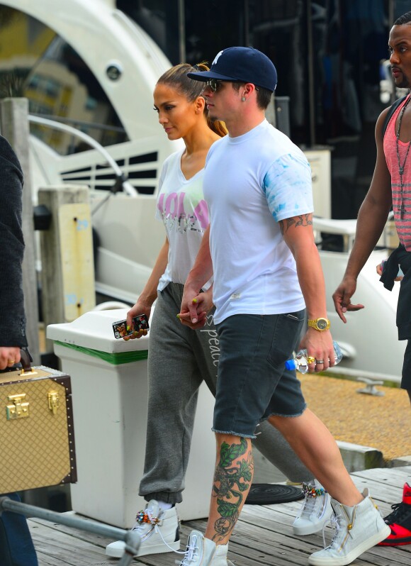 Jennifer Lopez avec Casper Smart lors d'un photoshoot sur un yacht à Miami, le 12 février 2014.
