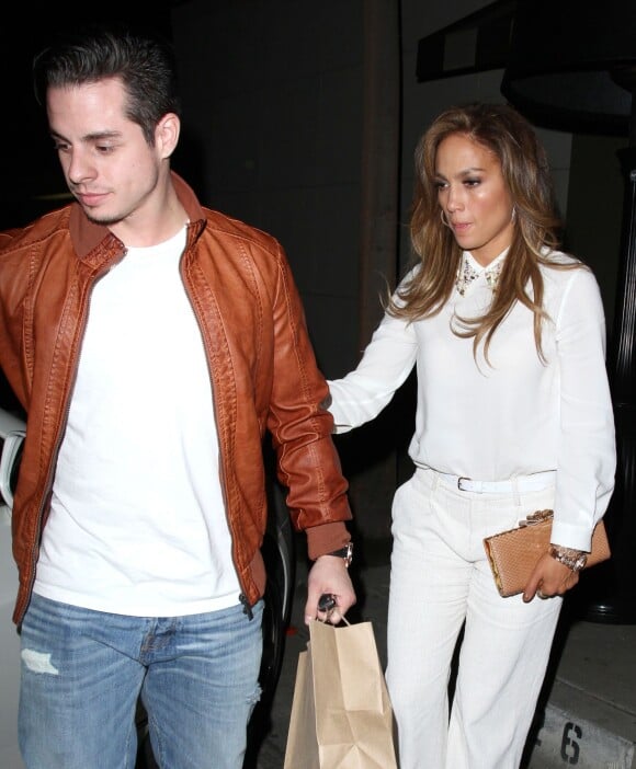 Exclusif - Jennifer Lopez et son petit ami Casper Smart dinent au restaurant "Craig" à West Hollywood, le 17 décembre 2013.