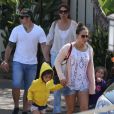  Exclusif - Jennifer Lopez, son compagnon Casper Smart et ses enfants Emme et Max sur une plage de Malibu, le 6 juillet 2013. 