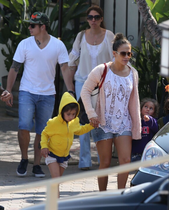 Exclusif - Jennifer Lopez, son compagnon Casper Smart et ses enfants Emme et Max sur une plage de Malibu, le 6 juillet 2013.