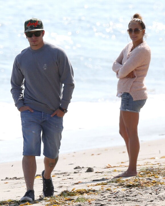 Exclusif - Jennifer Lopez avec son compagnon Casper Smart et ses enfants Emme et Max sur une plage de Malibu, le 6 juillet 2013. 