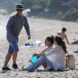  Exclusif -&nbsp; Jennifer Lopez avec son compagnon Casper Smart et ses enfants Emme et Max sur une plage de Malibu, le 6 juillet 2013.  