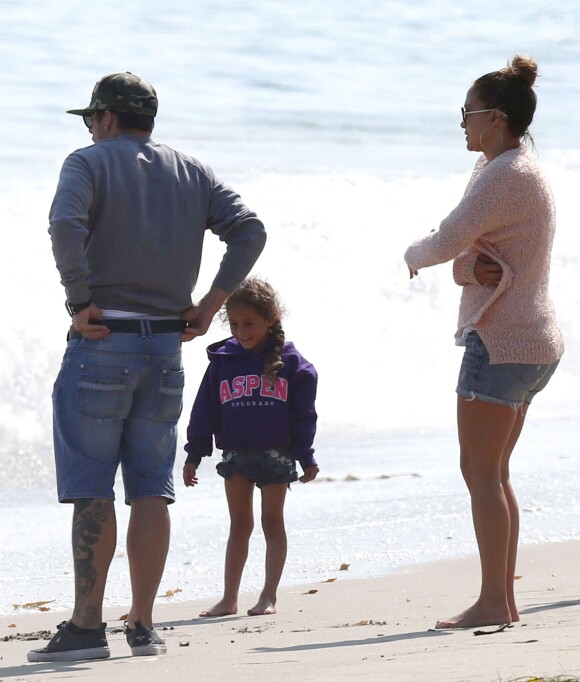 Exclusif - Jennifer Lopez avec son compagnon Casper Smart et ses enfants Emme et Max sur une plage de Malibu, le 6 juillet 2013. 