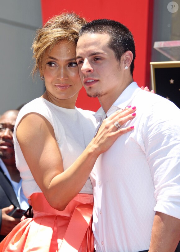 Jennifer Lopez et Casper Smart lors de la remise de médaille de Jennifer Lopez sur le "Walk of Fame" à Hollywood, le 20 juin 2013.