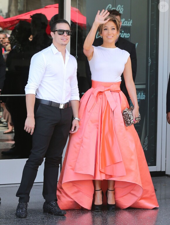 Jennifer Lopez et Casper Smart lors de la remise de médaille de Jennifer Lopez sur le "Walk of Fame" à Hollywood, le 20 juin 2013.