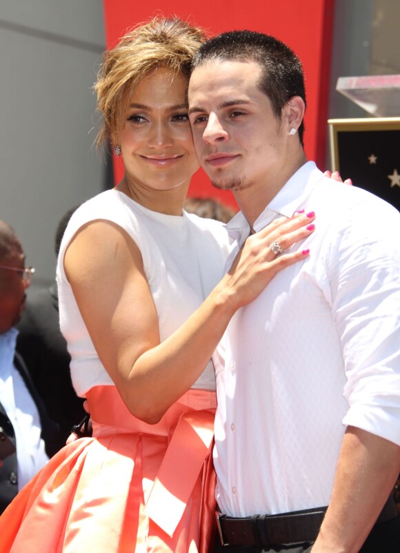 Jennifer Lopez et Casper Smart lors de la remise de médaille de Jennifer Lopez sur le "Walk of Fame" à Hollywood, le 20 juin 2013.