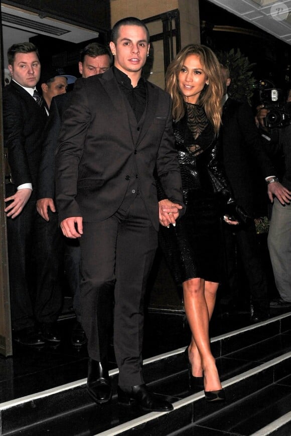Jennifer Lopez et Casper Smart à la sortie de leur hôtel à Londres, le 1er juin 2013.