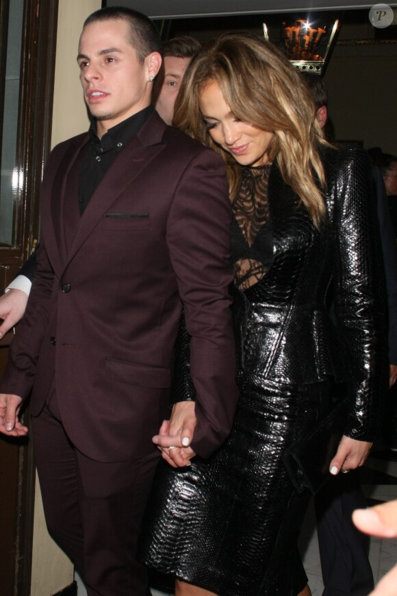 Jennifer Lopez et Casper Smart à la sortie de leur hôtel à Londres, le 1er juin 2013.