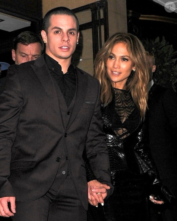 Jennifer Lopez et Casper Smart à la sortie de leur hôtel à Londres, le 1er juin 2013.