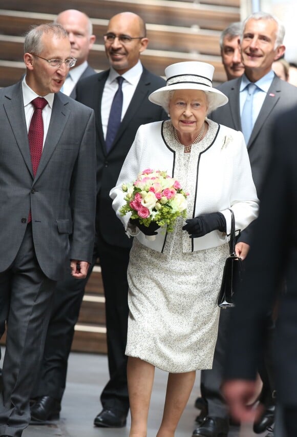 La reine Elizabeth II arrive à Paris, à la Gare du Nord, le 5 juin 2014 pour sa 5e visite officielle dans la capitale française, pour le 70e anniversaire du Débarquement en Normandie.