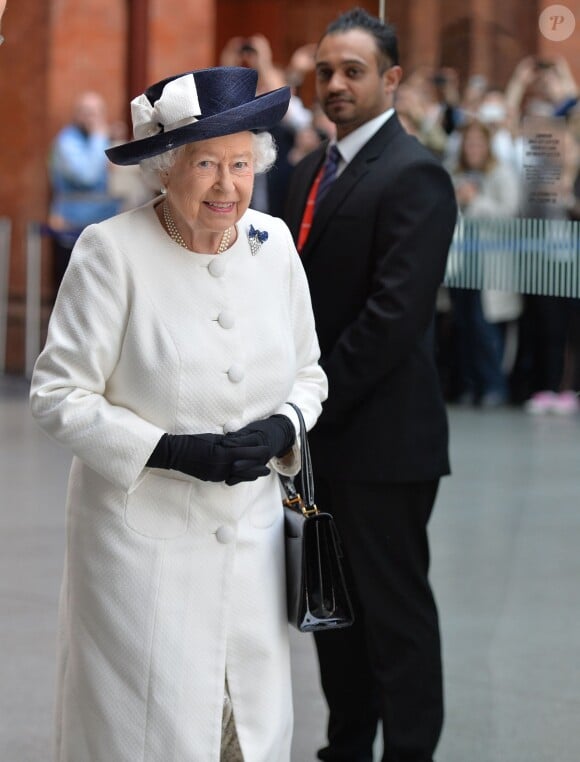 La reine Elizabeth II au départ de la gare St Pancras, à Londres, pour prendre l'Eurostar pour Paris, le 5 juin 2014. Avant son départ, la monarque a dévoilé une plaque commémorant les 20 ans du Tunnel sous la Manche.