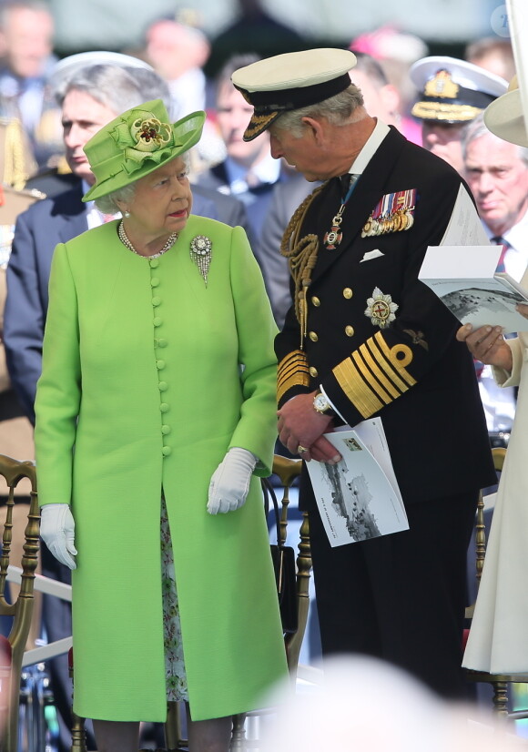 La reine Elizabeth II et le prince Charles, avec leurs conjoints le duc d'Edimbourg et la duchesse de Cornouailles, ont assisté en compagnie du Premier ministre français Manuel Valls à une cérémonie au cimetière de Bayeux dans la matinée du vendredi 6 juin 2014 pour le 70e anniversaire du Débarquement en Normandie.
