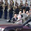 La reine Elizabeth II, accompagnée par le duc d'Edimbourg, s'est recueillie avec François Hollande sur la tombe du soldat inconnu, sous l'Arc de Triomphe, le 5 juin 2014 à Paris dans le cadre de sa visite pour les 70 ans du Débarquement.